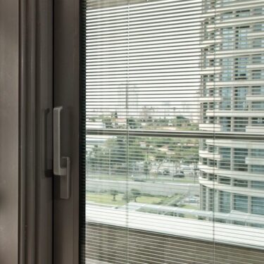 Elektrische bediening met jaloezieën