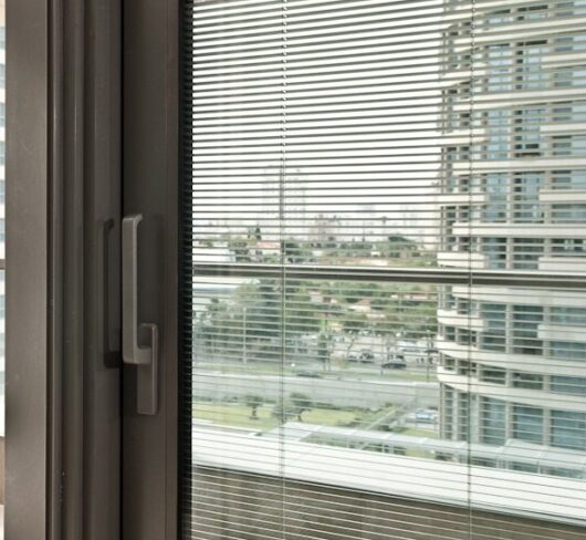 Elektrische bediening met jaloezieën