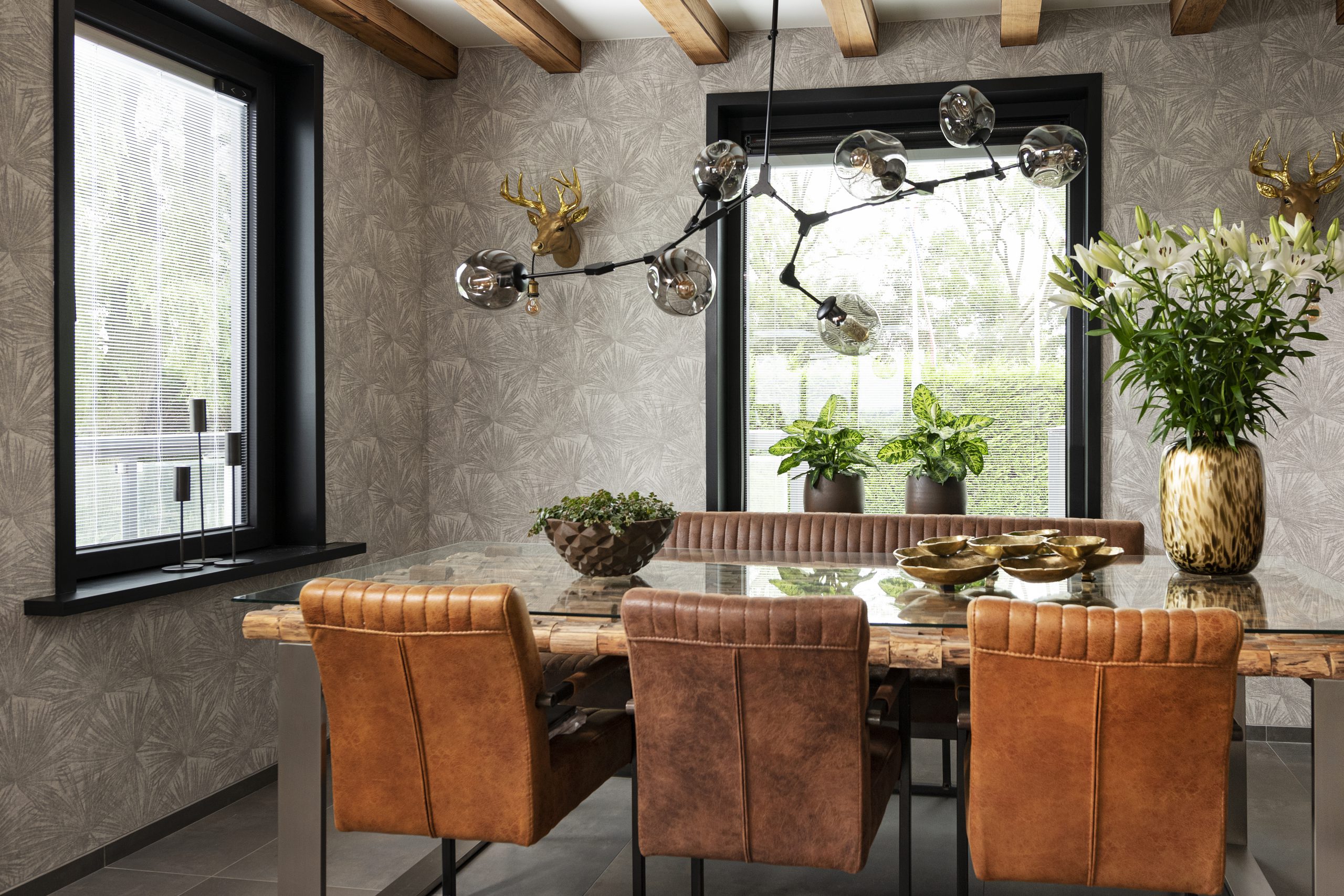 Eetkamer met ramen waarin Inblindz zijn geplaatst.